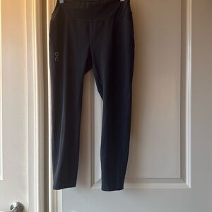 ON Running Leggings 7/8 length - Size Small